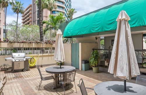 McCully - Moiliili Apartment | 05 FREE Parking/10 min beach/2br-Waikiki/Ala Moana