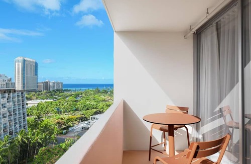 Waikiki Hotel | Pet-Friendly Room Near Waikiki Beach – Perfect for Families | With Swimming Pool