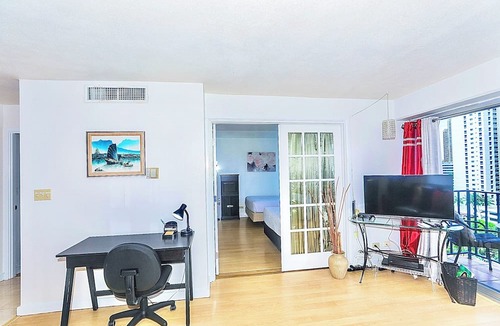 McCully - Moiliili Condo | Cozy Spacious 2Bedroom 1 Bathroom, close to BEACH and FREE Parking!