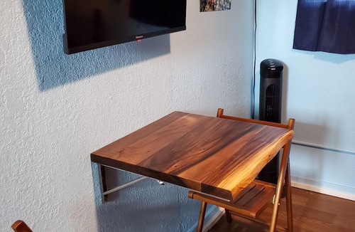 Wailuku Apartment | Budget Downtown Studio C w/European Twin Bunk Beds, AC, WIFI & free Streamers!