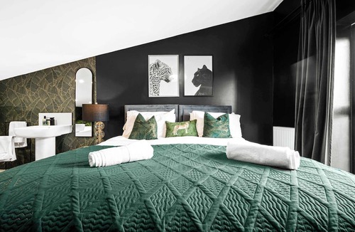 Salford Condo | Salford Quays Luxury Safari Retreat – Free Parking