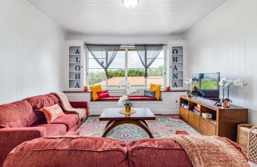 Hilo House | YOUR HILO HOMEBASE - Lovely 3 Bedroom in Heart of Hilo with AC!