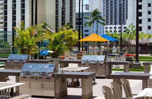 Waikiki Apartment | Ocean view high-floor condo with lanai & beach access