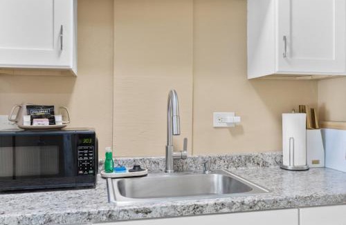 Keaukaha House | Ocean View 1BR Balcony Near Beaches & Downtown