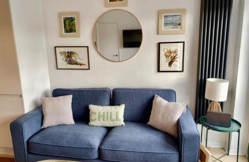 Chiswick Riverside Apartment | Modern 2-Bed Apartment with Off-Street Parking in Chiswick