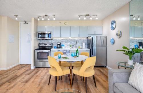 Waikiki Apartment | 34th floor lanai with Diamond Head views, pool & hot tub access