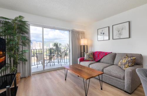 McCully - Moiliili Apartment | 01 FREE Parking 10 min beach 2br-Waikiki Ala Moana