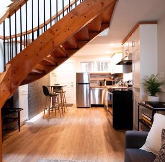 Departure Bay Apartment | Mid-Island Getaway - Sunken Hot Tub & Deck - Close to Beach - Modern