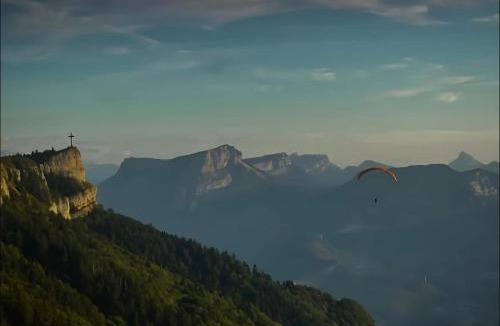 Barberaz Apartment | La Voute Chambérienne GRAND T2 61m2 - Vue Montagnes - TV 4K Géante - WIFI-Fibre - Machine à Laver - Lave Vaiselle - Parking - Confort - Spacieux