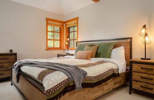 Nordic Estates House | 3BR | Taluswood | Ski-in/Ski-out | Private Hot Tub | Wood Burning Fireplace | Parking