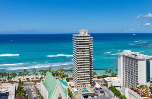Waikiki Apartment | High-floor stylish ocean view condo with parking & beach access