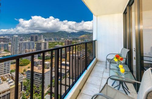 Waikiki Apartment | High-floor stylish ocean view condo with parking & beach access