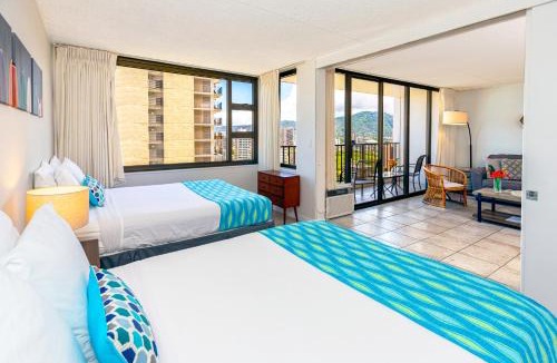 Waikiki Apartment | High-floor stylish ocean view condo with parking & beach access