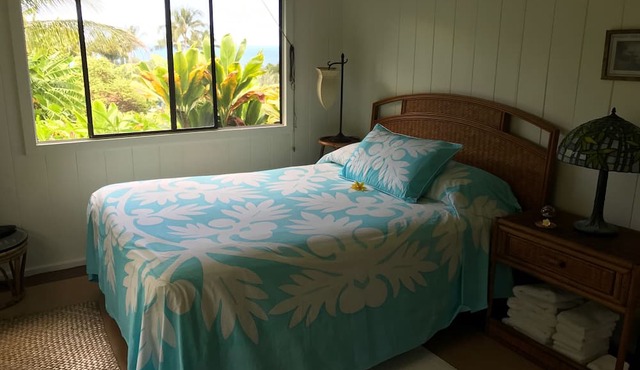 IDEAL BEACH LOCATION 2 BR LARGE DECK "PRIVATE'