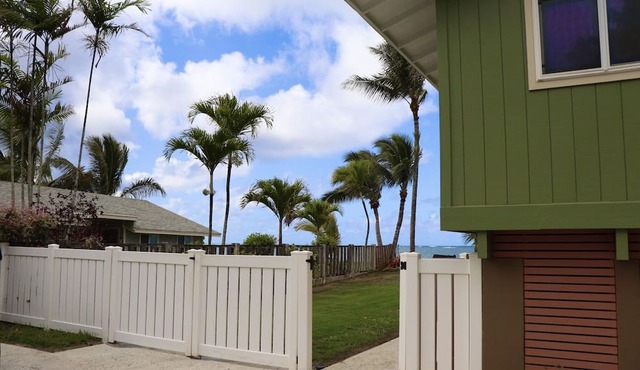 Modern Oceanfront North Shore House, w/AC & volleyball net, near Kualoa Ranch