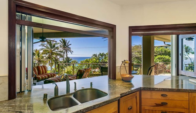Kauai Luxury home, Private Pool & Spa, walk to the beach, restaurants and shops