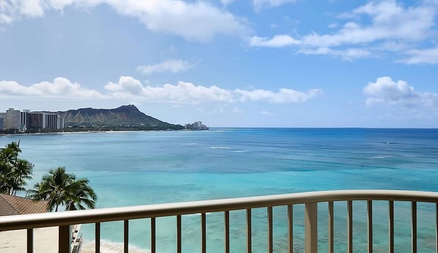 Walking Distance To The Beach! 2 Modish Units, Ocean Front, Pets Allowed, Pool! in Honolulu