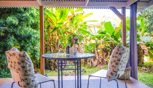 Cabin in Kealakekua with kitchen