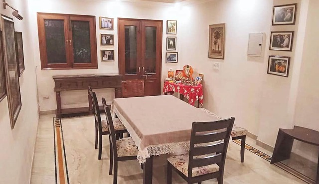 2 Bed Apartment Sleeps 4 with Parking New Delhi in New Delhi