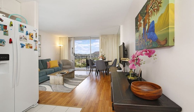 Great for Families! Partial Ocean/Canal/Diamond Head Views! Pool, Wi-Fi, Prkg