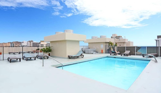 Comfy Studio with AC, FREE Parking & Wi-Fi, Pool & BBQ Area! Close to Beach!