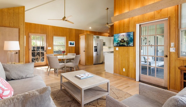 Steps to Waialea Bay, AC, updated home