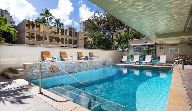 Budget Friendly, Spacious Suite, Full Kitchenette & Lanai - Near Waikiki Beach!
