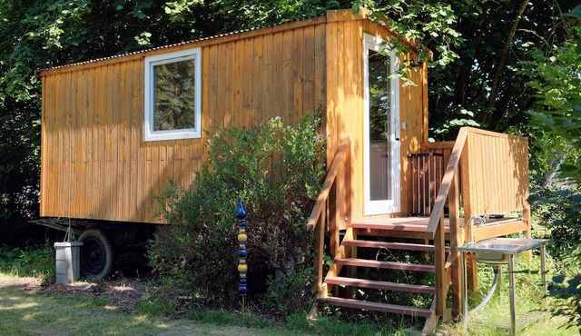Tiny Home “Circus Wagon Blue” with Shared Pool, Garden, and Wi-Fi in Uckerland