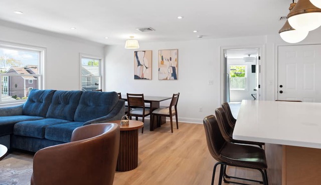 2-Bedroom Apt Near Beaches ~ 10 Min to Airport in East Greenwich