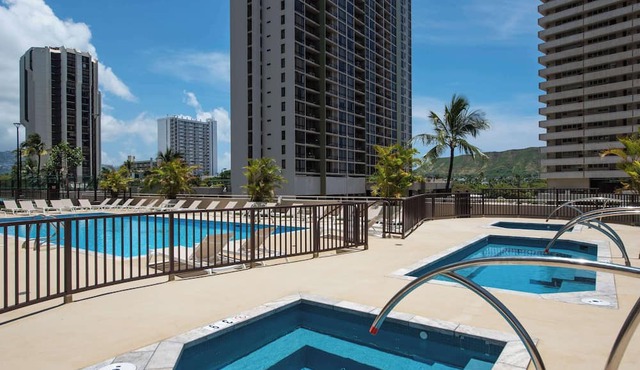 Breezy 1BR w/ocean, mountain & city views