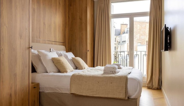 Luxurious Home in Triangle d'Or- Eiffel Tower View in Paris