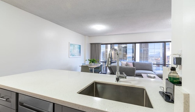 😎 Summer Special - Downtown Honolulu Skyview - 1Bed+Den- Free Parking 🏄‍♂️