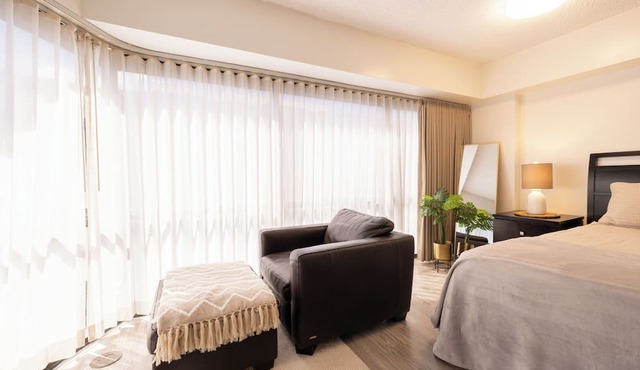 Heart of Downtown, Newly renovated Mountain View Suite, Full Kitchen Living Room