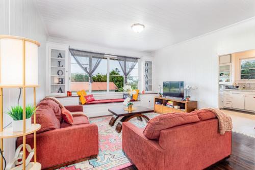 YOUR HILO HOMEBASE - Lovely 3 Bedroom in Heart of Hilo with AC!