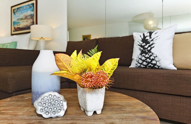 Upgraded Beachfront Studio on Quiet Waikiki beach with Swimming/Surfing!